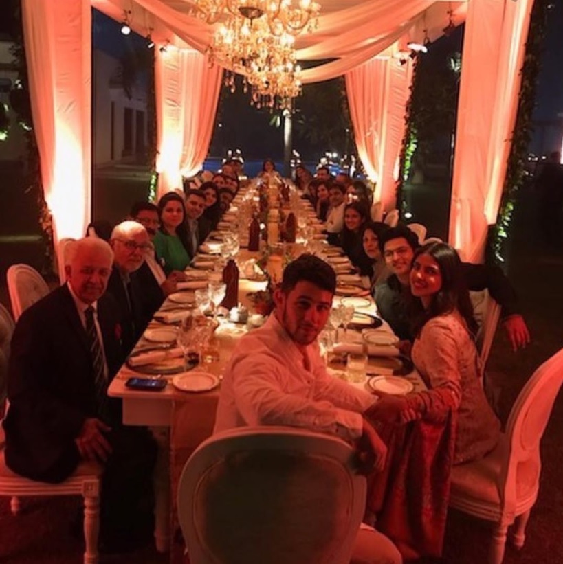 インドで感謝祭を迎えたニック・ジョナス（画像は『Nick Jonas　2018年11月22日付Instagram「What a beautiful Thanksgiving.」』のスクリーンショット）