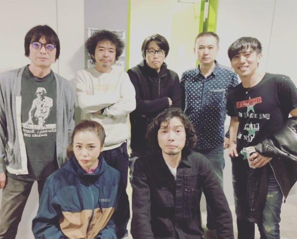 岡村靖幸が投稿した『西日本豪雨復興支援ライブ』の集合写真（画像は『岡村靖幸　2018年11月9日付Instagram』のスクリーンショット）