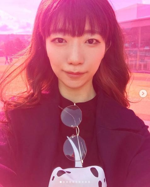 金沢21世紀美術館を背にするぱいぱいでか美（画像は『ぱいぱいでか美　2018年11月13日付Instagram「お仕事で石川県に行ってました」』のスクリーンショット）