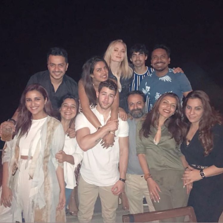家族や友人らとディナーに出掛けたニック＆プリヤンカー（画像は『Priyanka Chopra　2018年11月27日付Instagram「Friends.. family..」』のスクリーンショット）