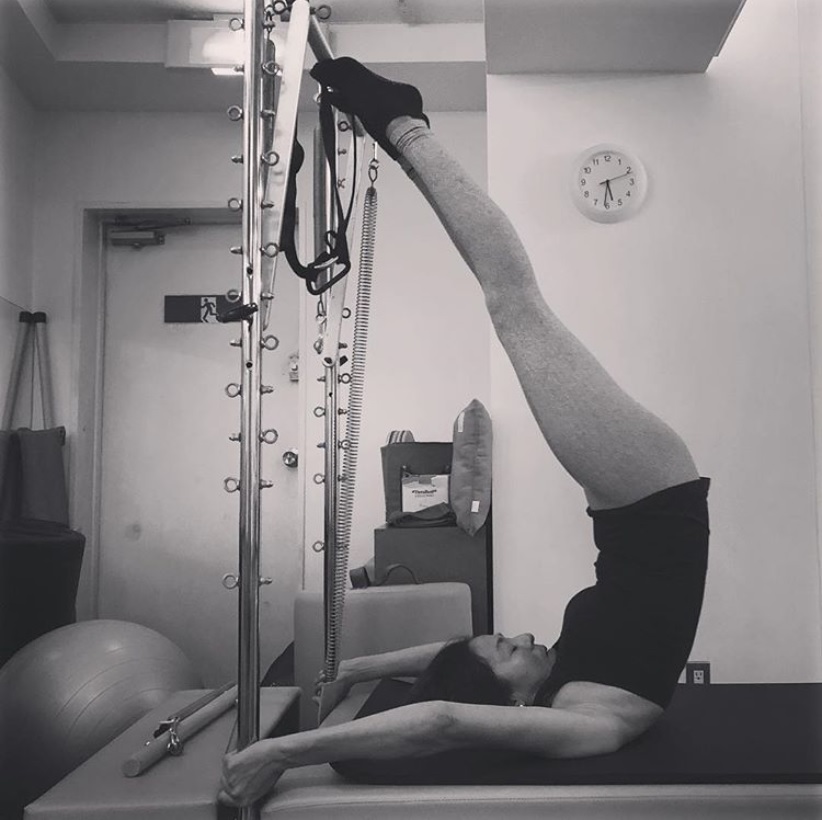 ピラティスマシンで鍛えるRIKACO（画像は『RIKACO　2018年11月1日付Instagram「ここ数日で固まった心と体を伸ばしてます」』のスクリーンショット）