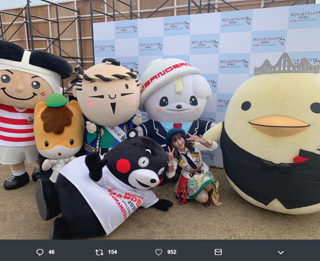 くまモン、バリィさん、さのまるなどゆるキャラと記念写真に納まる斉藤真木子（画像は『斉藤真木子（SKE48）　2018年11月18日付Twitter「ゆるキャラの概念が覆された、そんな二日間でした。」』のスクリーンショット）