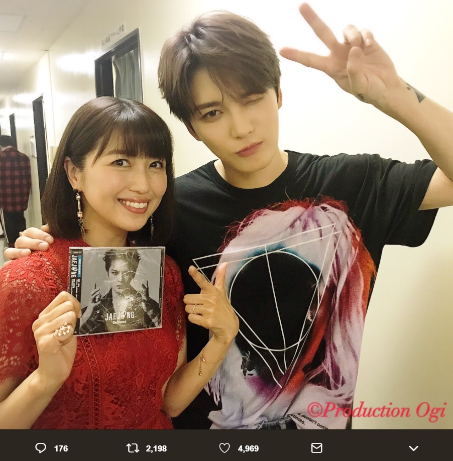 新妻聖子とジェジュン（画像は『新妻聖子　2018年11月27日付Twitter「NHK「うたコン」生放送！」』のスクリーンショット）