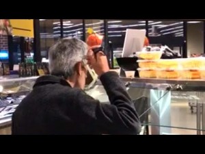 【海外発！Breaking News】スーパーの惣菜売り場でスープをお玉から直接飲む男が捉えられる（米）＜動画あり＞