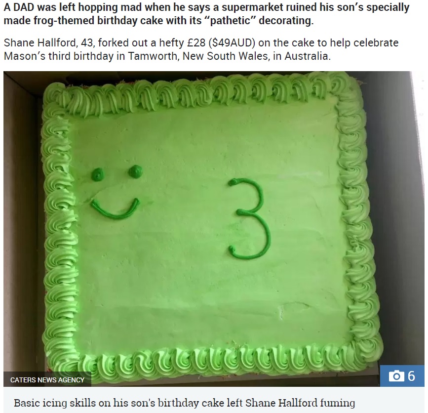 あまりにもお粗末だった誕生日ケーキ（画像は『The Sun　2018年11月12日付「HOPPING MAD Disgusted dad slams supermarket for ruining his son’s frog-themed birthday cake with their ‘pathetic’ decorating skills」（Credit: CATERS NEWS AGENCY）』のスクリーンショット）