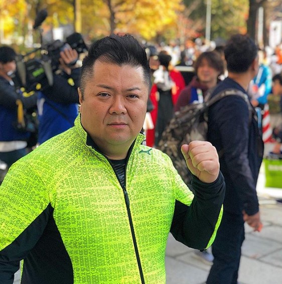 人生初のフルマラソンに挑戦した小杉竜一（画像は『木下隆行　2018年11月25日付Instagram「小杉、結果やない。プロセスや。」』のスクリーンショット）