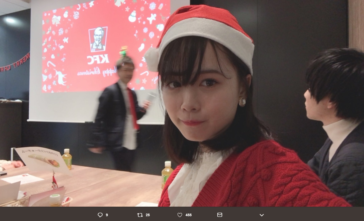 サンタ帽子をかぶる菅本裕子（画像は『ゆうこす 菅本裕子　2018年11月23日付Twitter「以前「ケンタッキー好き」というツイートをしたらケンタッキーさん ＠KFC_jp に気付いて頂き、なんも ＃ケンタッキークリスマスパーティー に呼んで頂けました泣いた、、」』のスクリーンショット）