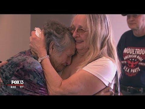 69年前に産んだ娘と会えた88歳の母親、感涙（画像は『FOX 13 News - Tampa Bay　2018年12月4日公開 YouTube「Tears flow as 88-year-old finally meets daughter she thought had died in birth」』のサムネイル）