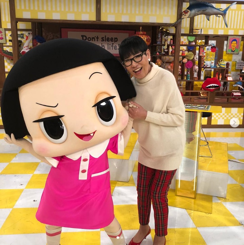 チコちゃんと手を繋ぐ和田アキ子（画像は『和田アキ子　2018年12月8日付Instagram「一昨日は、念願の「チコちゃんに叱られる」に出演できました」』のスクリーンショット）