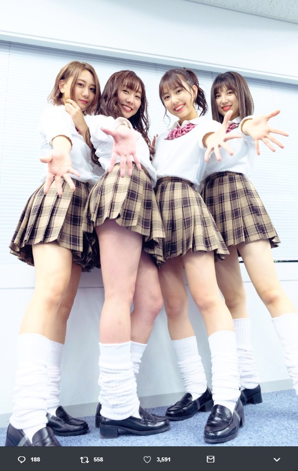 SKE48メンバーがルーズソックスをはくレアショット（画像は『須田亜香里（SKE48）　2018年12月29日付Twitter「【10代が最も興味を示した有名人ランキング1位】だったそうな！」』のスクリーンショット）