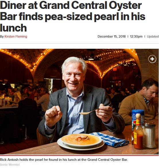 ランチで食べた牡蠣の中に真珠を発見した男性（画像は『New York Post　2018年12月15日付「Diner at Grand Central Oyster Bar finds pea-sized pearl in his lunch」（Annie Wermiel）』のスクリーンショット）