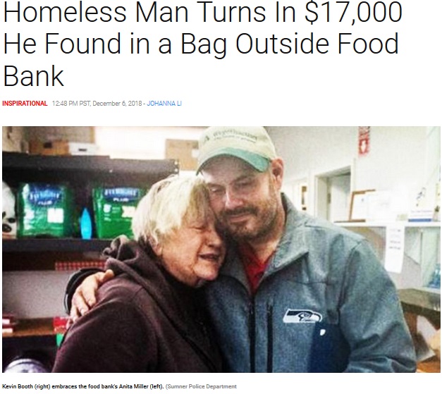 フードバンクの外に落ちていた大金を正直に届け出たホームレス男性（右）（画像は『Inside Edition　2018年12月6日付「Homeless Man Turns In ＄17,000 He Found in a Bag Outside Food Bank」（Sumner Police Department）』のスクリーンショット）