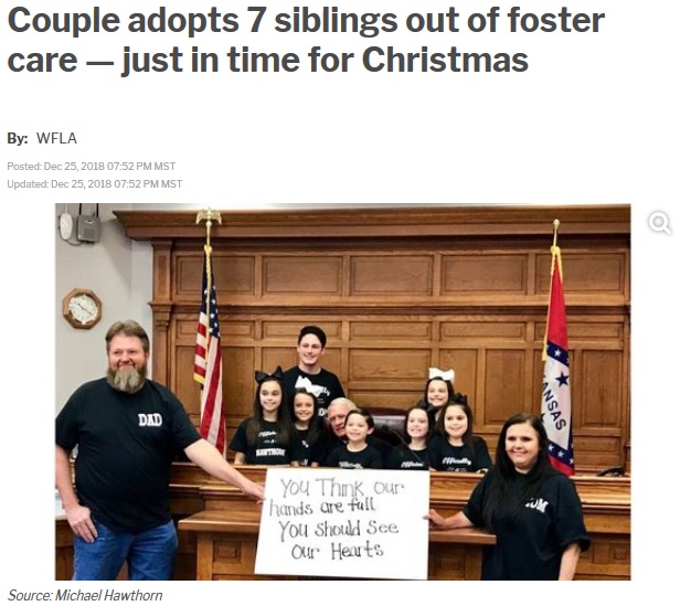 7人きょうだいを養子にした夫婦、裁判所で記念撮影（画像は『FOX21News.com　2018年12月25日付「Couple adopts 7 siblings out of foster care — just in time for Christmas」（Source: Michael Hawthorn）』のスクリーンショット）
