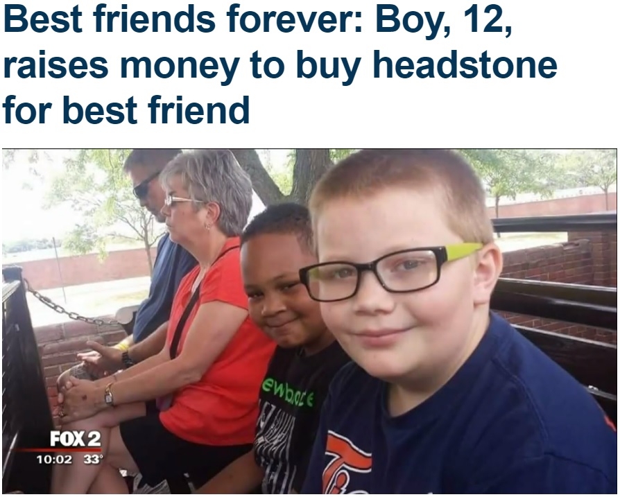 他界した大親友（右2人目）のためにお墓を購入してあげたいと願う12歳少年（右）は…（画像は『Fox 5 NY　2018年12月12日付「Best friends forever: Boy, 12, raises money to buy headstone for best friend」（FOX 2 Staff）』のスクリーンショット）
