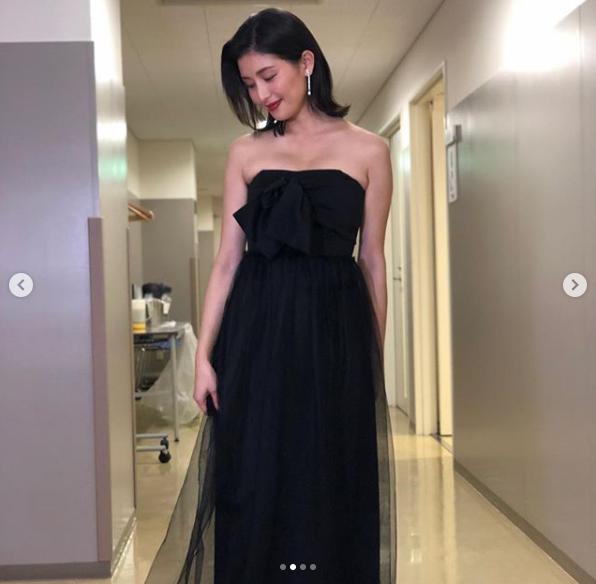 黒いドレスが似合う橋本マナミ（画像は『橋本マナミ　2018年12月18日付Instagram「映画 ＃マスカレードホテル の完成披露試写会でした」』のスクリーンショット）