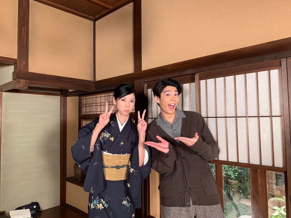 黒木瞳と賀来賢人（画像は『Hitomi Kuroki　2018年12月17日付Instagram「賀来くんと」』のスクリーンショット）
