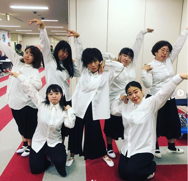 欅坂46をものまねしたキンタロー。with SBK48（画像は『キンタロー。　2018年12月1日付Instagram「ものまね王座決定戦 ありがとうございました!!」』のスクリーンショット）