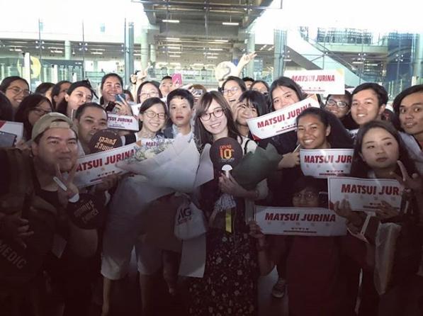 タイの空港で松井珠理奈を迎えるファンたち（画像は『松井珠理奈　2018年12月5日付Instagram「タイなうです」』のスクリーンショット）