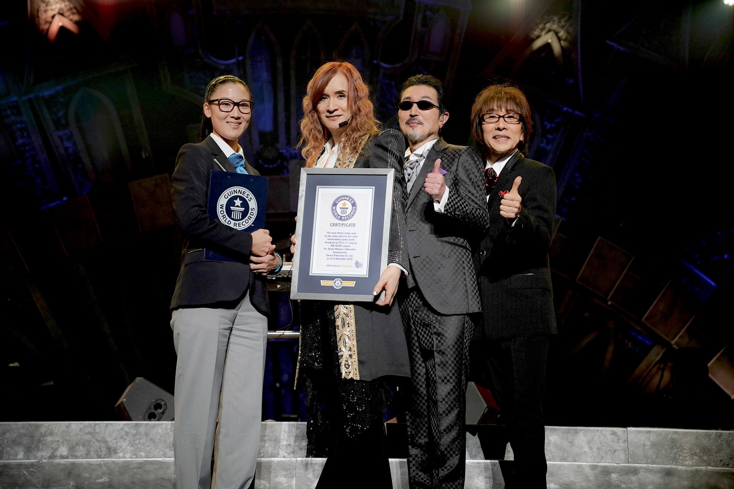 日本武道館のステージでギネス世界記録公式認定員から公式認定証を授与されたTHE ALFEE（C）上飯坂一