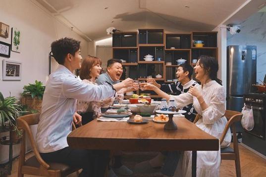 食卓を囲み乾杯する宮脇咲良（画像は『modu_kitchen　2018年12月22日付Instagram』のスクリーンショット）