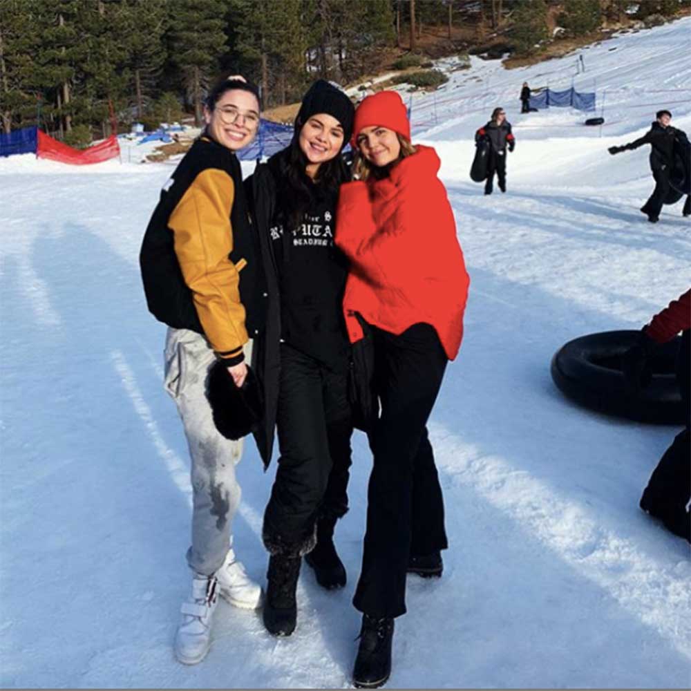 友人達とバケーションを楽しむセレーナ・ゴメス（中央）（画像は『Bailee Madison　2018年12月18日付Instagram「my snow’s」』のスクリーンショット）