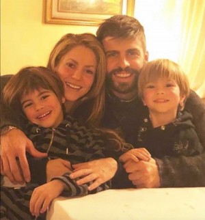 【イタすぎるセレブ達】シャキーラ、サッカー・スペイン元代表ピケとのレアな家族写真公開