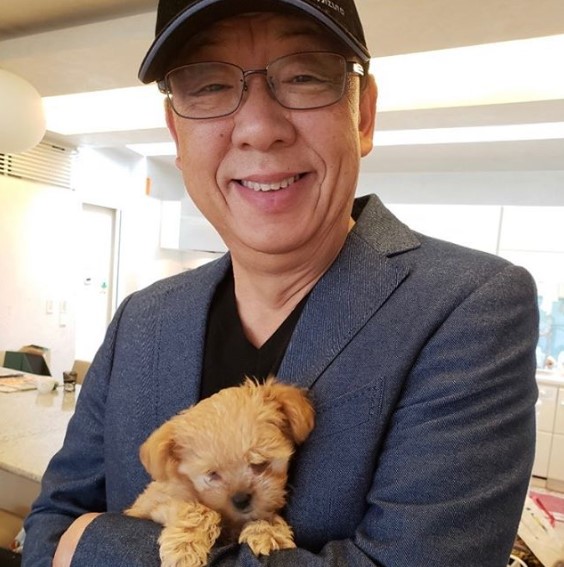 愛犬にメロメロの梅沢富美男（画像は『梅沢富美男　2018年12月7日付Instagram「今朝は夢子さんに顔を舐めて起こされました。」』のスクリーンショット）