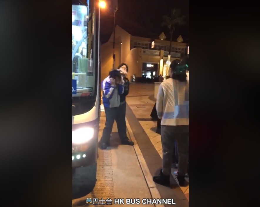 女性客から髪を鷲掴みにされるバス運転手（画像は『巴士台 HK Bus Channel　2019年1月16日付Facebook「16/1 愉景灣昨日發生一宗乘客襲擊車長事件。」』のスクリーンショット）
