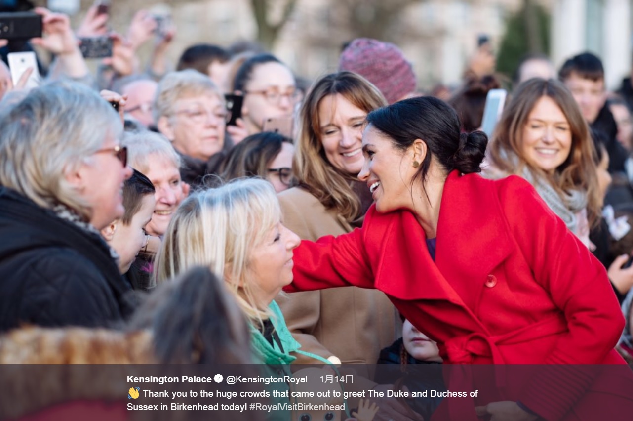 メーガン妃、バーケンヘッドで今年初の公務にて（画像は『Kensington Palace　2019年1月15日付Twitter「Thank you to the huge crowds that came out to greet The Duke and Duchess of Sussex in Birkenhead today!」』のスクリーンショット）