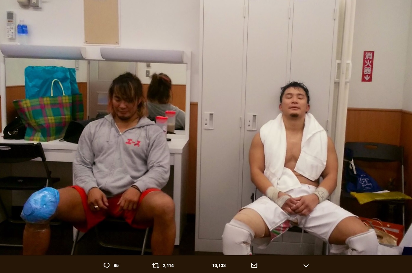 試合後に控室で佇む、棚橋弘至とKUSHIDA（画像は『獣神サンダー・ライガー ☆ Jyushin Thunder Liger　2019年1月29日付Twitter「戦いすんで2人は何を思うのでしょう？」』のスクリーンショット）