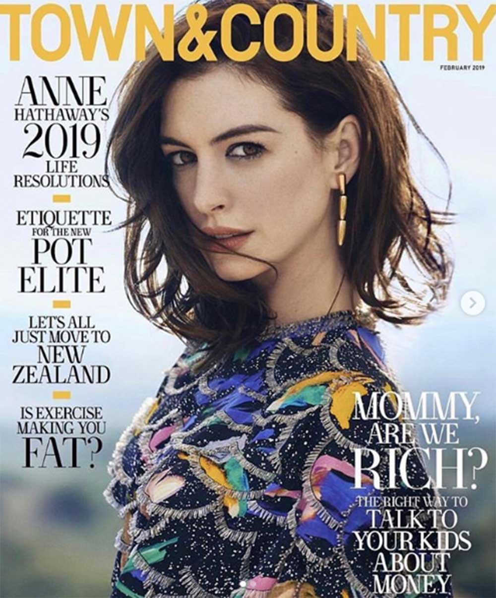 『Town ＆ Country』の表紙を飾ったアン・ハサウェイ（画像は『Anne Hathaway　2019年1月8日付Instagram「What a fun week this is turning out to be!」』のスクリーンショット）