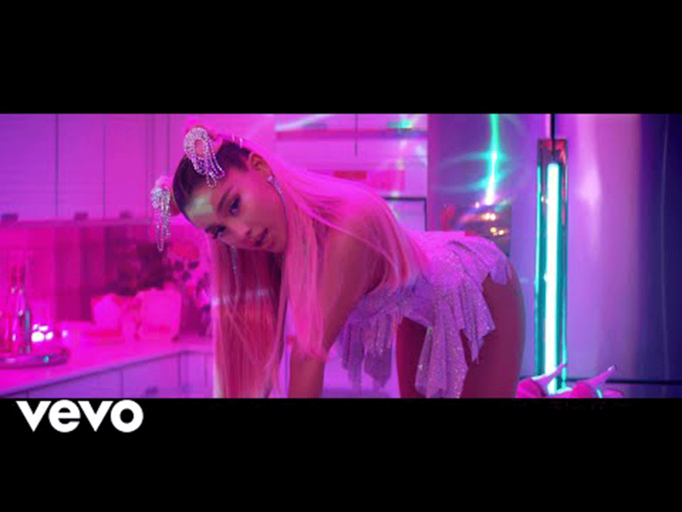 アリアナ・グランデの新曲『7 rings』MV（画像は『Ariana Grande`　2019年1月18日公開 YouTube「Ariana Grande - 7 rings」』のサムネイル）