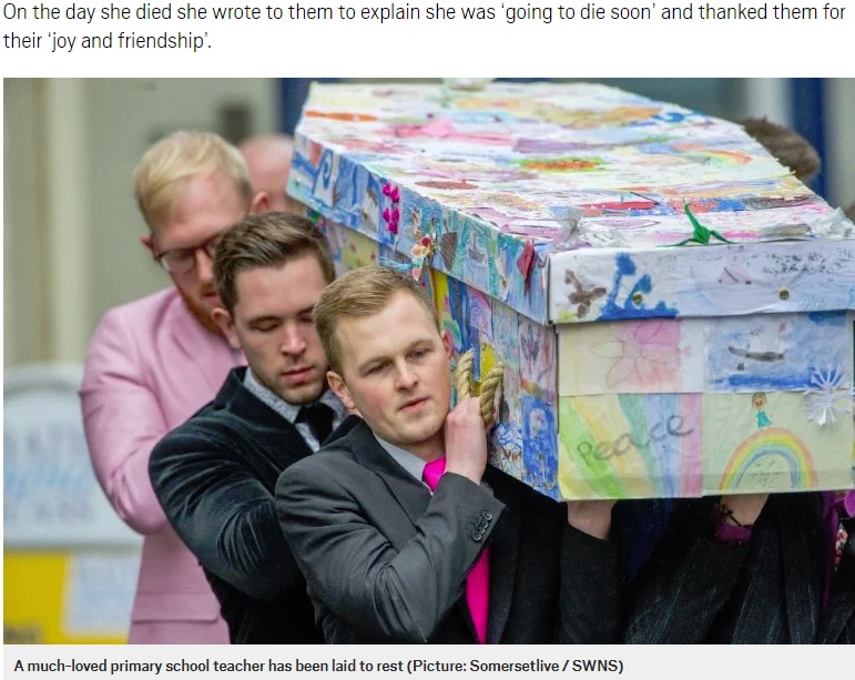 生徒たちの鮮やかな絵で覆われた棺（画像は『Metro　2019年1月17日付「Headteacher buried in coffin covered by drawings by her pupils」（Picture: Somersetlive / SWNS）』のスクリーンショット）