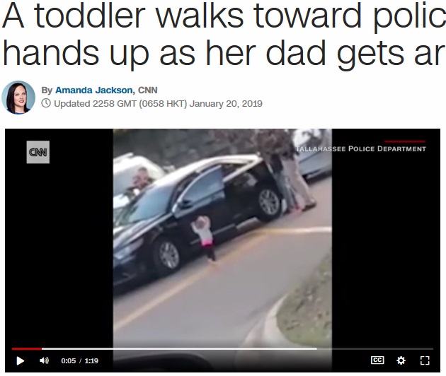父親を真似てホールドアップのポーズをしながら警官に歩み寄る2歳児（画像は『CNN　2019年1月21日付「A toddler walks toward police with her hands up as her dad gets arrested」（Tallahassee Police Department）』のスクリーンショット）