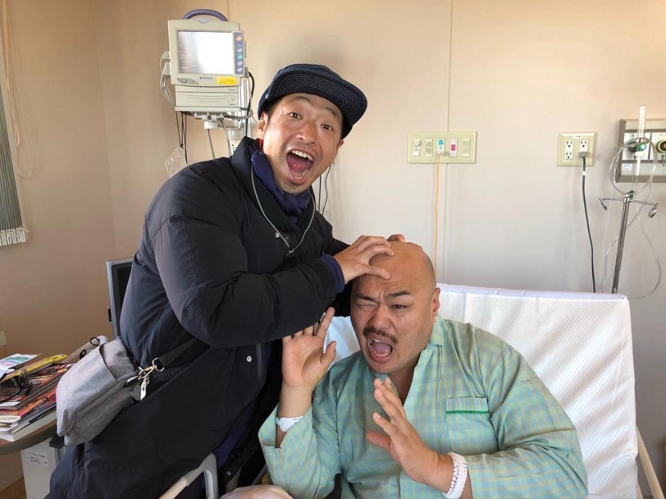 入院中のクロちゃんをお見舞いした団長安田（画像は『安田大サーカス クロちゃん　2019年1月23日付Instagram「入院中、団長が急にお見舞いに来たしん。」』のスクリーンショット）