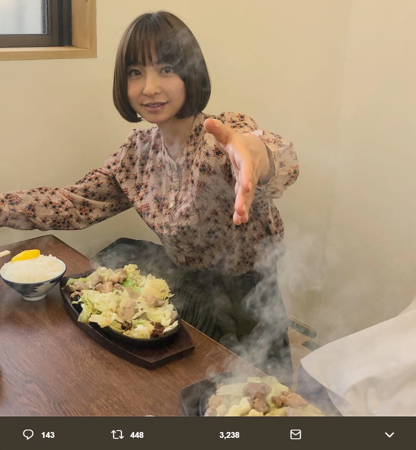 鉄板焼肉を勧める篠田麻里子（画像は『篠田麻里子　2019年1月17日付Twitter「今夜「秘密のケンミンSHOW」です！」』のスクリーンショット）