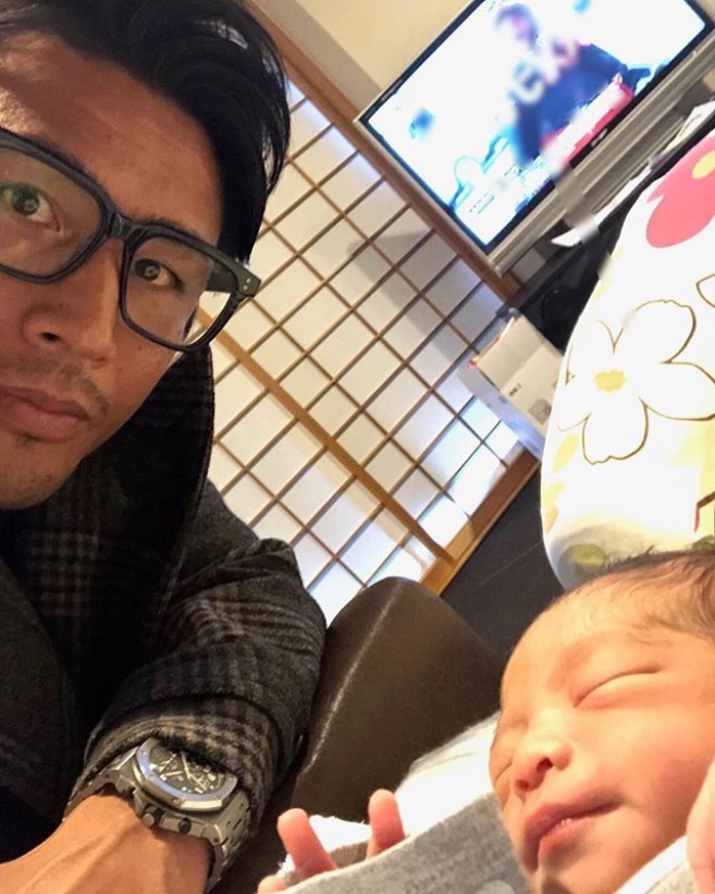 魔裟斗、誕生したばかりの長男と（画像は『魔裟斗　2019年1月9日付Instagram「可愛いなー」』のスクリーンショット）