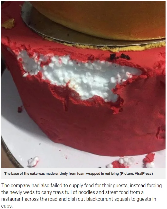 アイシングのケーキの中には発泡スチロールが…（画像は『Metro　2019年1月4日付「Bride cut into wedding cake to find it was polystyrene covered in icing」（Picture: ViralPress）』のスクリーンショット）