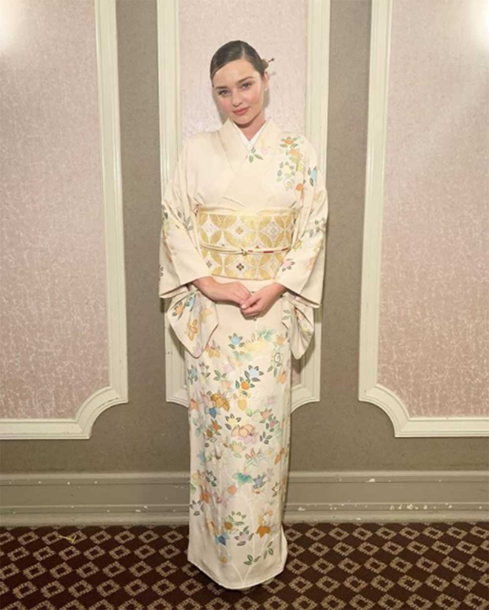 着物を上品に着こなすミランダ・カー（画像は『Miranda　2019年1月10日付Instagram「Traditional Kimono to celebrate the New Year in Japan」』のスクリーンショット）