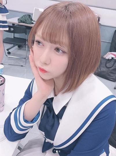 HKT48村重杏奈、CDTVの衣装（画像は『村重杏奈　2019年1月1日付Instagram「今日から少しの間だけど実家に帰ります」』のスクリーンショット）