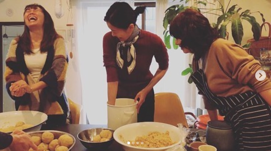 楽しそうに作業する榮倉奈々（中央）（画像は『榮倉奈々　2019年1月16日付Instagram「みんなで、美味しくなーれ！って願いを込めて、楽しく作れた味噌には愛着が湧いて、新鮮な想いでした」』のスクリーンショット）