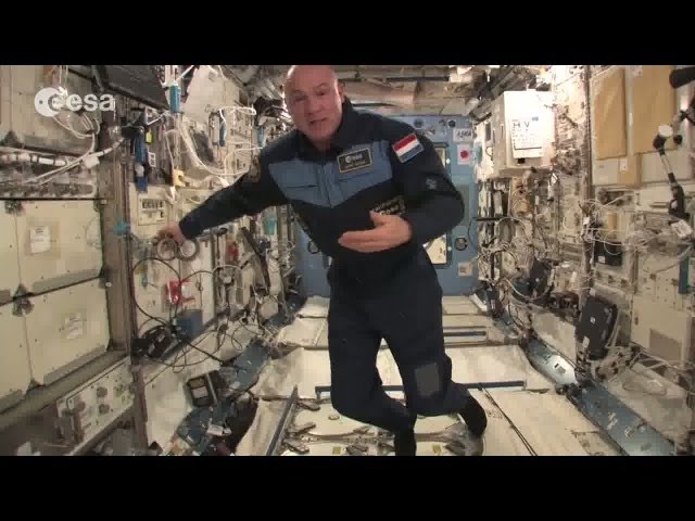 国際宇宙ステーションから911に電話をかけてしまった宇宙飛行士（画像は『European Space Agency, ESA　2012年8月16日公開 YouTube「ESA astronaut André Kuipers’ tour of the International Space Station」』のサムネイル）