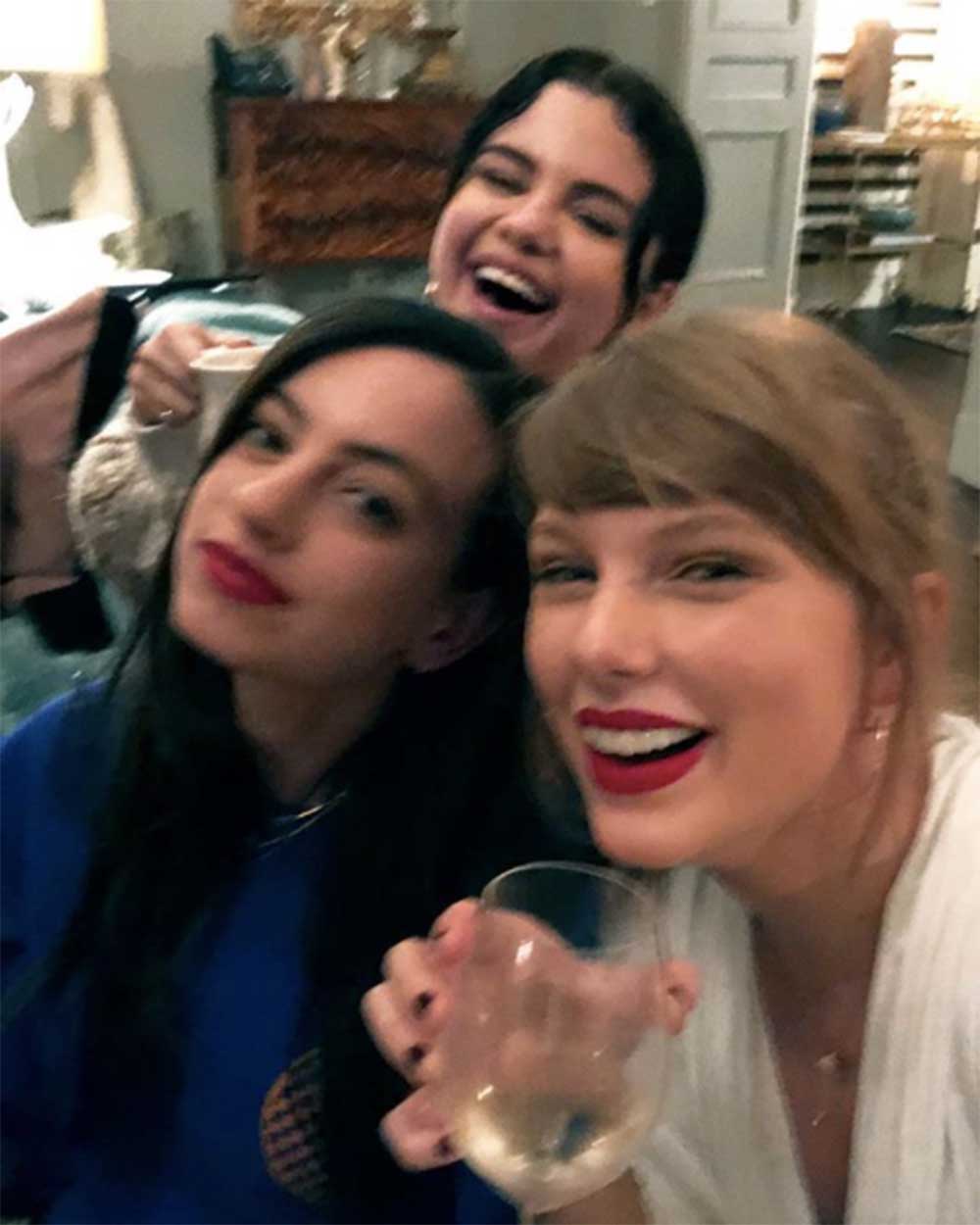 セレーナの笑顔に注目集まる（画像は『Taylor Swift　2019年1月10日付Instagram「20wineteen」』のスクリーンショット）