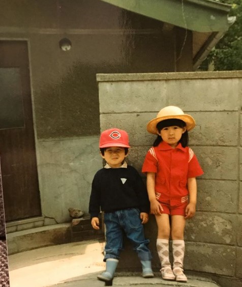 幼少期からカープファンのじろう（画像は『sissonne_jiro　2019年1月3日付Instagram「叔父の家に行ったら昔の写真くれた。」』のスクリーンショット）