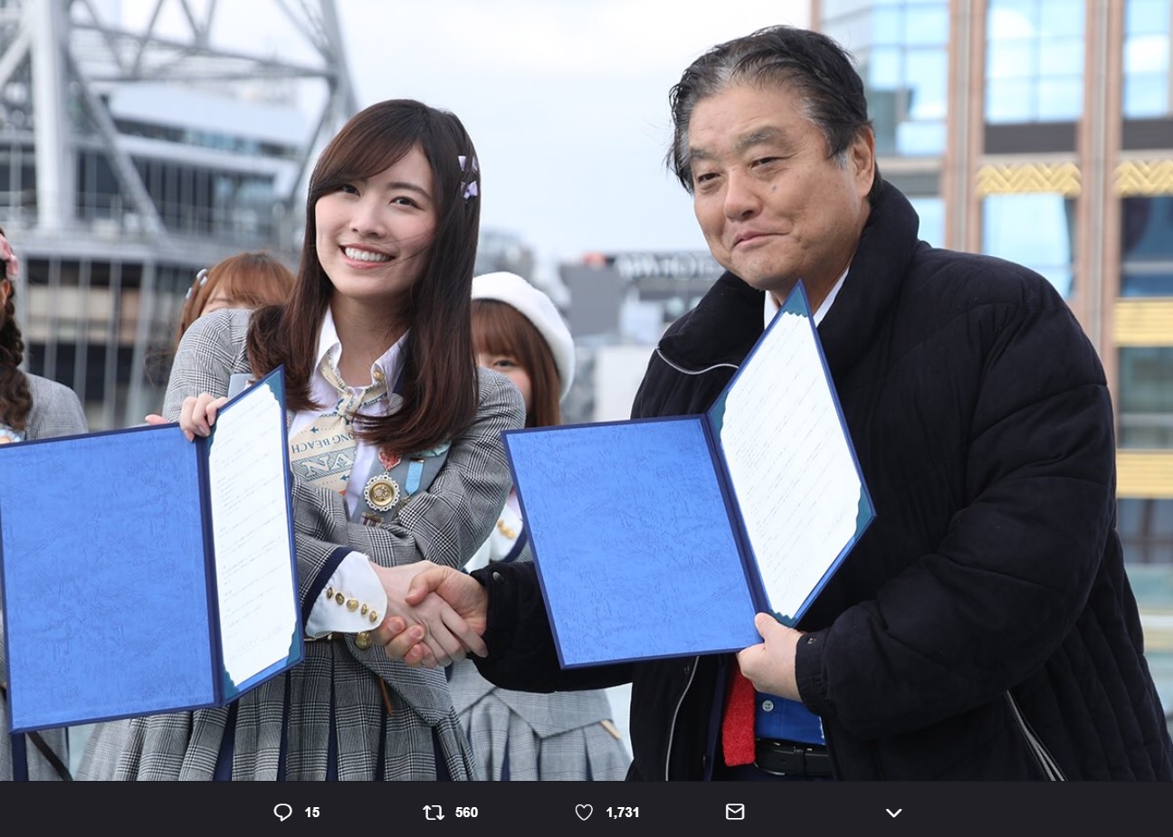 握手を交わすSKE48松井珠理奈と河村たかし名古屋市長（画像は『SKE48　2019年1月24日付Twitter「本日、名古屋市と ＃SKE48 が、栄地区の活性化を目的とした連携協定を締結しました」』のスクリーンショット）