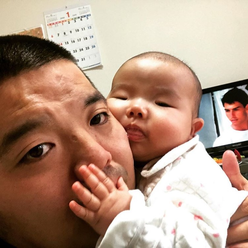 セルライトスパ大須賀と長女の花ちゃん（画像は『セルライトスパ大須賀　2019年1月25日付Instagram「んもー。もう眠たいんだってー。」』のスクリーンショット）