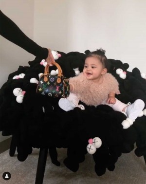 【イタすぎるセレブ達】カイリー・ジェンナーの娘（11か月）、ヴィトンのバッグをプレゼントされ大喜び