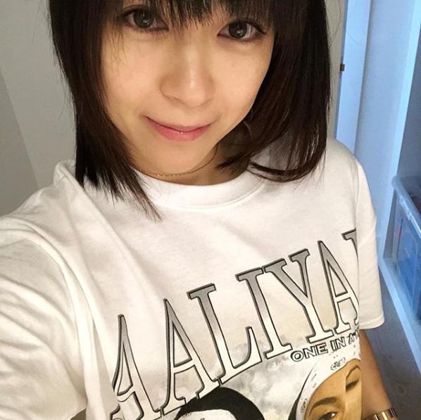 宇多田ヒカルの近影：2018年9月24日投稿（画像は『Hikaru Utada　2018年9月24日付Instagram「Had to show off my new T-shirt」』のスクリーンショット）