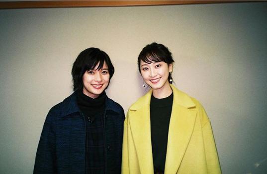 芳根京子と松井玲奈（画像は『芳根京子　2018年12月31日付Instagram「鉄道BIG4の皆さまと大阪・京都を巡らせていただきました」』のスクリーンショット）