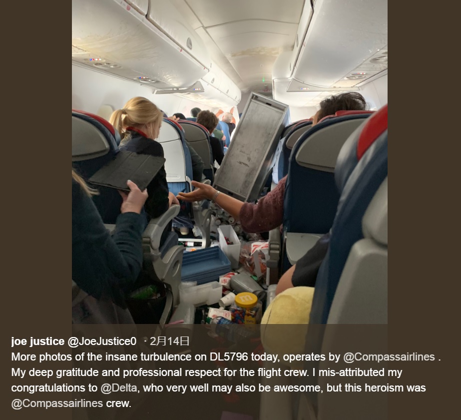 激しい乱気流で機内のミールカートが通路に転倒（画像は『joe justice　2019年2月14日付Twitter「More photos of the insane turbulence on DL5796 today, operates by ＠Compassairlines.」』のスクリーンショット）